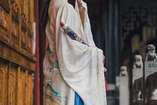 如月灰白衬衫写真全新上线，免费下载为你的灵感加分！