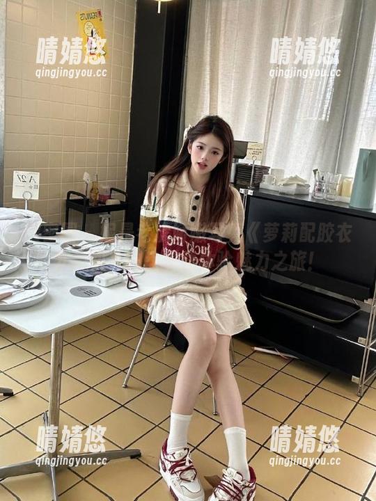 微密圈 - 妮是老虎娇嫩写真《萝莉配胶衣》，快来网盘下载体验魅力之旅！