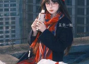 在宋哈娜的私房写真中，丝袜如梦似幻，尽显时尚与优雅！