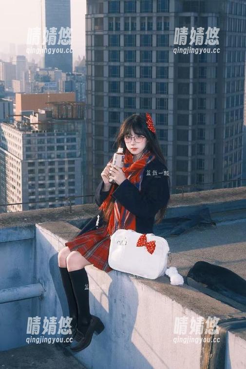 宋哈娜 在宋哈娜的私房写真中,丝袜如梦似幻,尽显时尚与优雅!