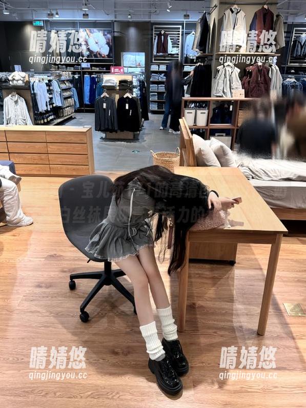 微密圈 - 宝儿茹171的高清图片大片，奶牛白丝袜展现青春活力的独特视角
