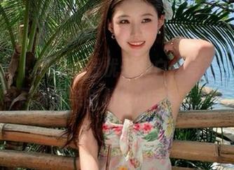 微密圈 – 享受小优优子的白丝写真，壁纸中尽现甜美与俏皮的完美结合！