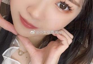 泳衣中的小女巫露娜：私房美图引领夏天的时尚新风潮！