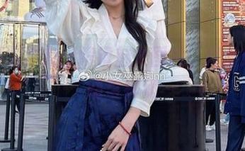 小女巫露娜高清眼镜魅力图片，尽显她的灵动与神秘