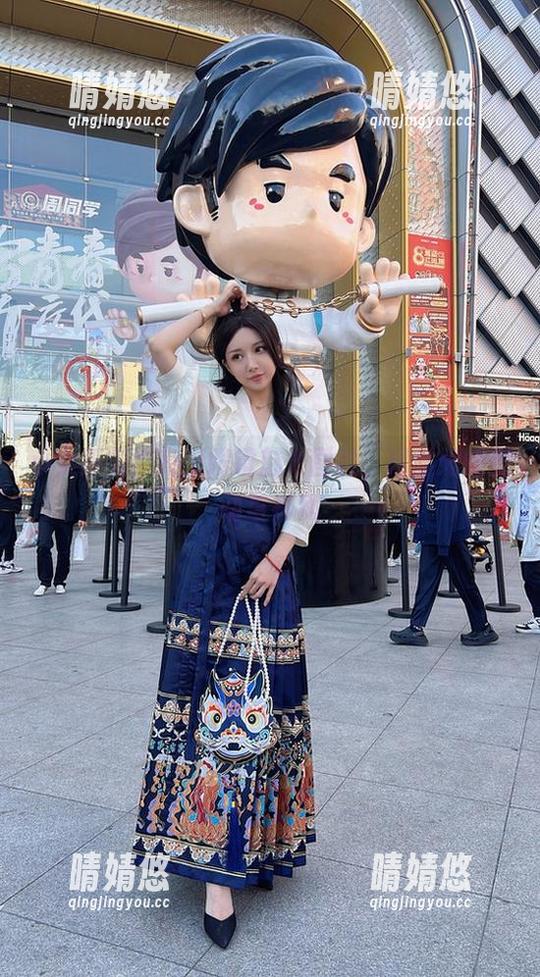 小女巫露娜 小女巫露娜高清眼镜魅力图片,尽显她的灵动与神秘