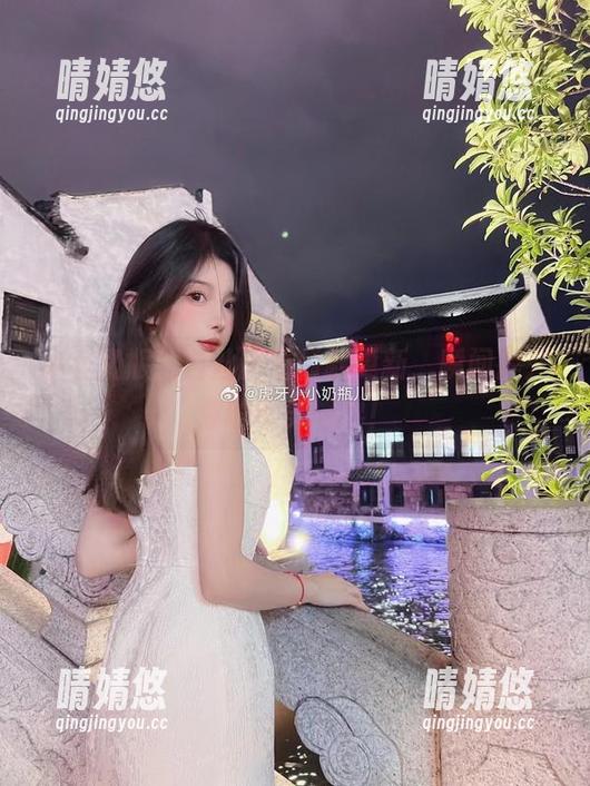 小小奶瓶儿白丝图包最新更新，瞬间提升你的审美境界！