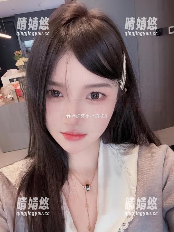 小小奶瓶儿 最新小小奶瓶儿图集揭秘:纯欲吊带,释放你的内心小宇宙!