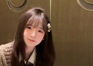 尤蜜荟 – 迷人小海臀Rena短裙全套，原图带你领略最真实的摄影之美