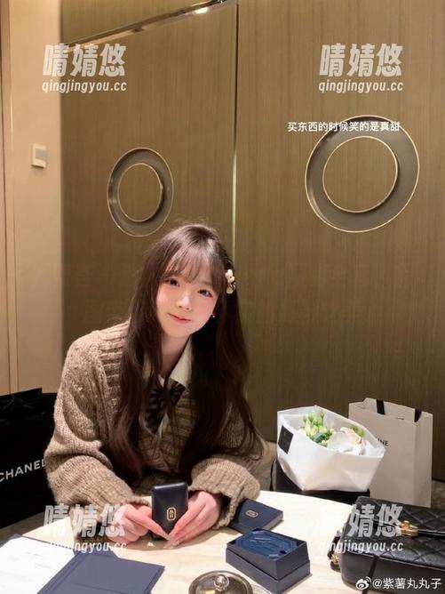 尤蜜荟 - 迷人小海臀Rena短裙全套，原图带你领略最真实的摄影之美