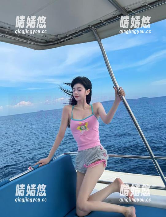 尤蜜荟 - 是小逗逗最新制服套图分享，记录下她的时尚与创意之路！