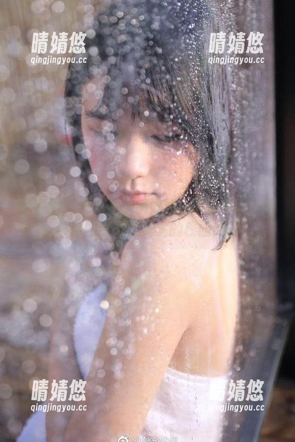 微密圈 - 无敌哒小姨妈的水手服写真分享，带你回到无忧无虑的校园时光！
