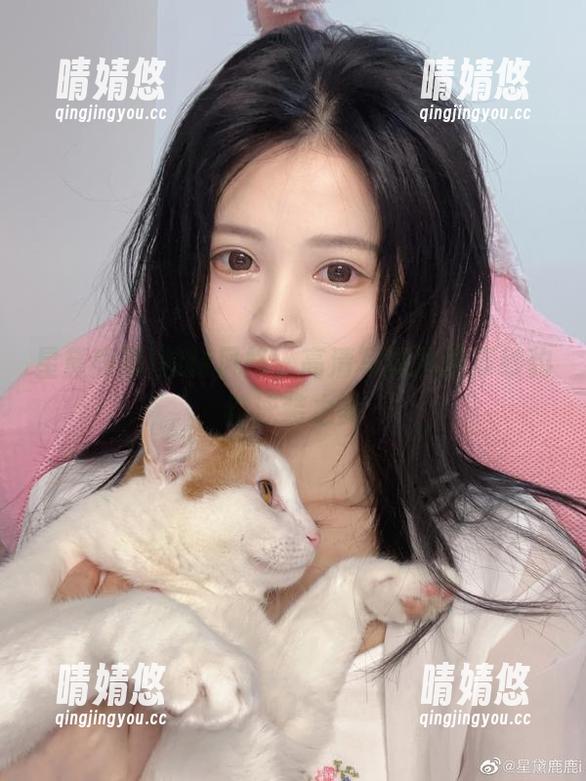 星黛鹿鹿i独特风格，高清写真展现罩纱豹纹泳装之美