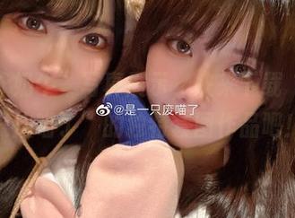 “竞泳奶牛”写真展示，快来下载“是一只废喵了”的独特套图作品吧！