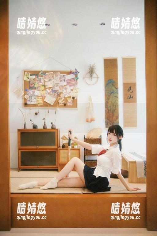 森萝财团 森萝财团全新写真作品:可爱的白丝少女玩手机,带来独特的套图体验