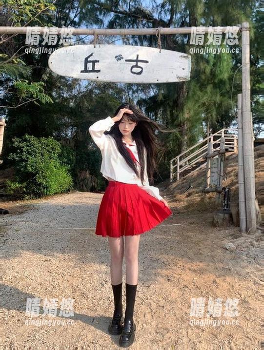 感受森萝财团的艺术魅力，白丝格子裙写真图包让你体验不一样的视觉盛宴