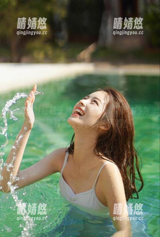 精美黑丝红格子裙写真合集，森萝财团为你呈现独家内容，火速下载！