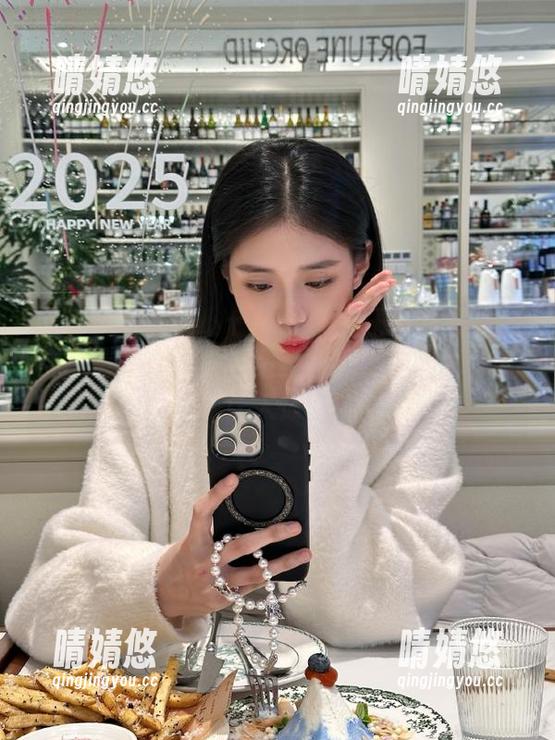 模范学院-伊小七MoMo 模范学院 - 伊小七MoMo女王写真资源宝库:每一组作品都是独一无二的艺术体验,让人惊叹!