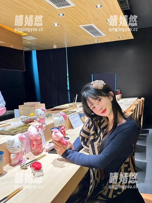 模范学院-诗诗kiki 模范学院 - 诗诗kiki泳池魅力图集,通过下载感受她的无限风情与魅力