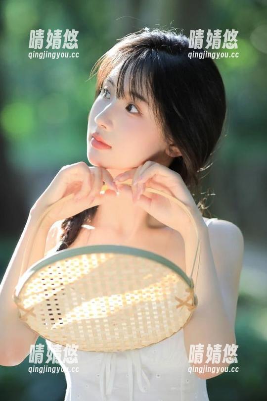 爱蜜社 - 绚丽缤纷的定制“小热巴”短裙图片，展现她个性的时尚魅力与无限风情