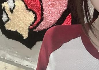 猫九酱短裙私拍图包，展现迷人曲线与俏皮气息