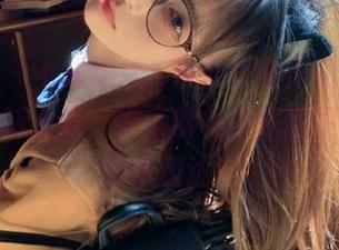 秀人网 – 七米baby最新写真作品《牛仔裤》更新上线，探索解构与重塑下的独特艺术表达！