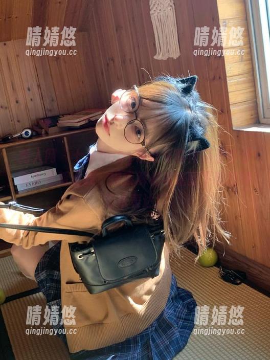 秀人网 - 七米baby最新写真作品《牛仔裤》更新上线，探索解构与重塑下的独特艺术表达！