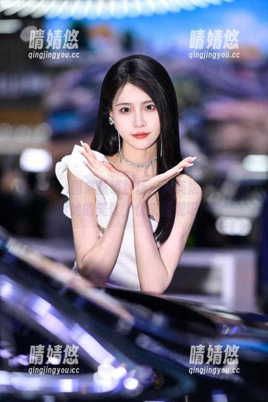 秀人网 - 图集重磅登场，大美媚京在线展示她的美臀，快来围观吧！