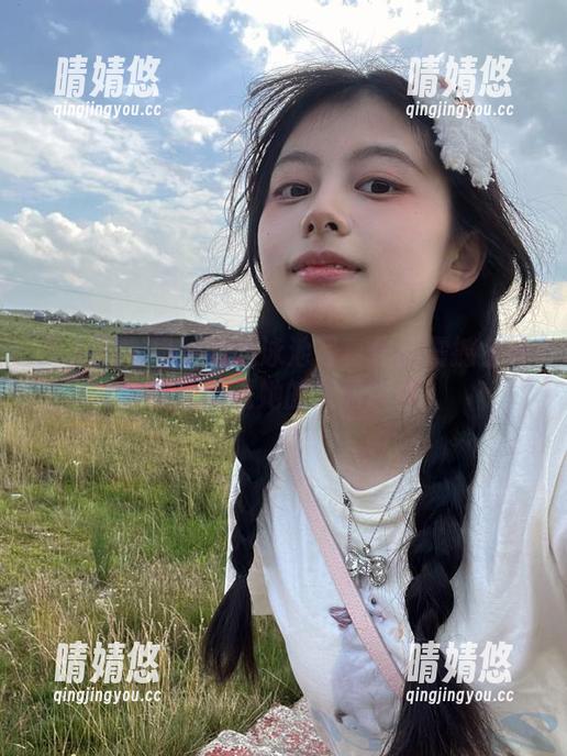 秀人网 - 奶油妹妹泳池写真作品震撼上线！快来下载她的美丽瞬间！
