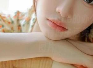 秀人网 – 探索容容容Alice的办公室私房写真，带你领略她独特的生活美学与精彩图片