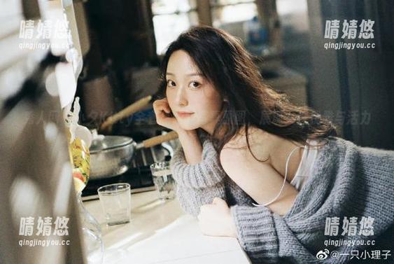 秀人网-小夕Kitty 秀人网 - 小夕Kitty全套高跟鞋写真原图,展现女性优雅与活力的双重魅力!