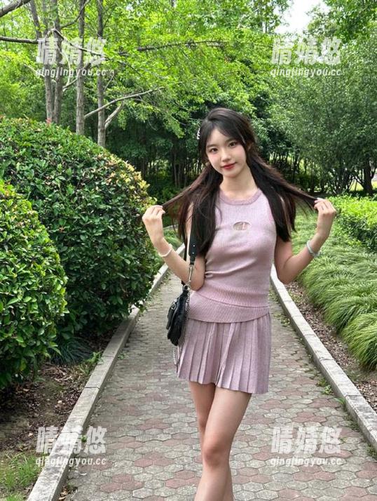 秀人网 - 幼幼双人美图合集：捕捉光影中的青春美好