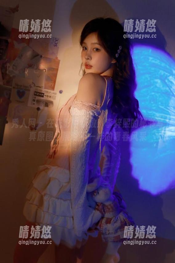 秀人网 - 在光影中绽放：李梓熙的秘书写真原图，展现不一样的青春风采