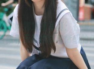 秀人网 – 沐娜娜短裙写真：在细腻纹理中，蕴藏着无限故事与情感的传递