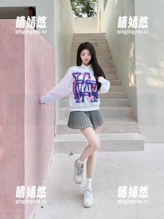 秀人网-糯美子nini 秀人网 - 糯美子nini的红裙写真原图,捕捉了岁月静好的瞬间美丽