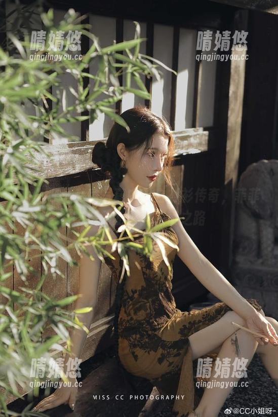 秀人网 - 私房写真中的白衬衫传奇，菲菲吃不胖的时尚探索之路