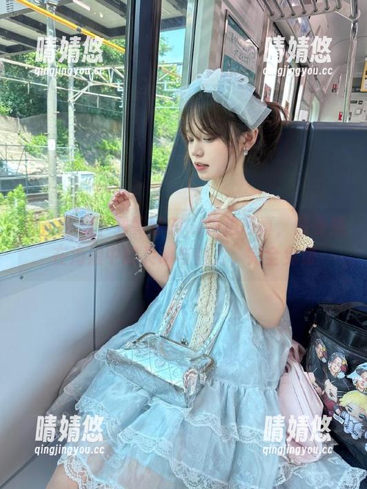 秀人网 - 下载黄婧GIGI海边写真，感受她在海浪中的灵动与魅力，完全免费