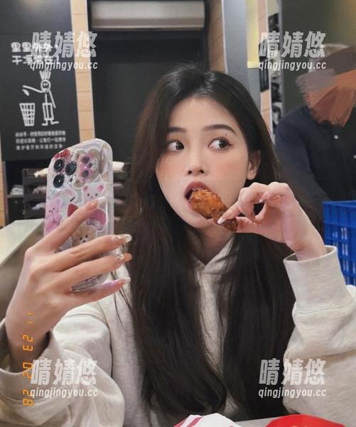 美媛馆-伊小七MoMo 美媛馆 - 美图大赏:伊小七MoMo的比基尼写真图包,时尚与性感的完美结合!