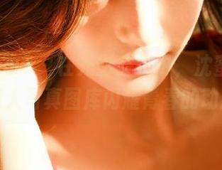 花漾show – 在光影交织中，沈蜜桃off双人写真图库闪耀青春的动感