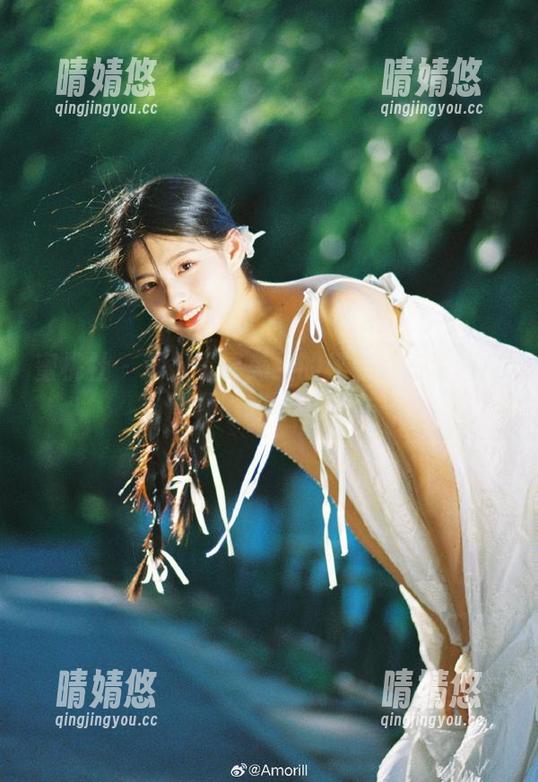 蜜桃社 - 深入探寻美绪的秘密：高清图库展现她的写真魅力