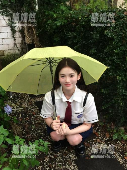 袜涩 - 发现伟伟水手服写真中的动人细节，快来观看这些绝美图片吧！