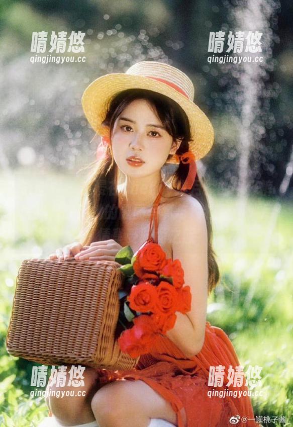 语画界 - 沉浸在cherry绯月樱的牛仔裤世界，欣赏她的靓丽写真与独特套图，尽情享受时尚之旅