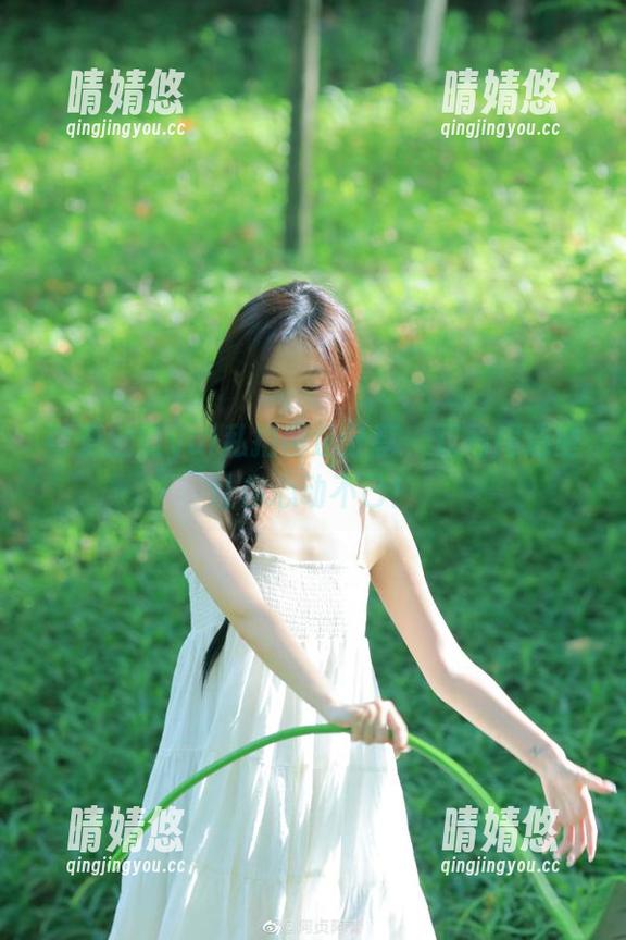 金鱼yui 可爱金鱼yui私拍图包分享,双马尾造型让你心动不已!