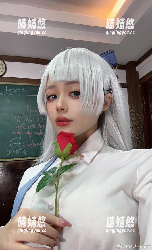 阿九从不咕咕的超短裤写真：图包中藏着的青春活力