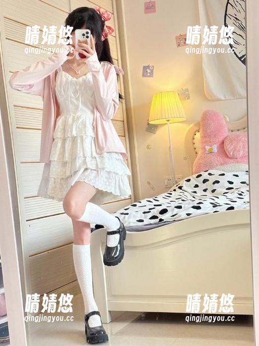 青豆客 - 施忆佳Kitty酱网袜最新图集：大胆展现自我，挑战时尚的界限