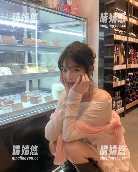 青豆客 - 独特魅力！施忆佳私拍网袜美图，展现时尚新风潮