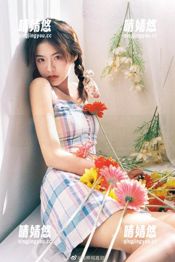 青豆客 - 王婉悠穿搭的连衣裙合集：多款优雅写真图包尽在此处！