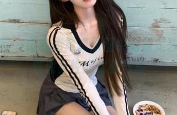 青豆客 – 谭晓彤写真原图中的裸足艺术，展现女性的优雅气质