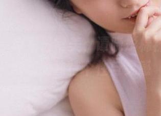 青豆客 – 探索日常美，谭晓彤棉袜写真中展现的独特个性与灵感