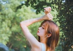青豆客 – 沉浸在谭晓彤的私拍写真中，纯白色调描绘无瑕疵的青春梦