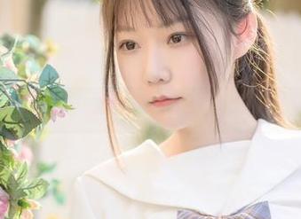 香草喵露露的白绿套装：一组高清写真透露的无奈笑声